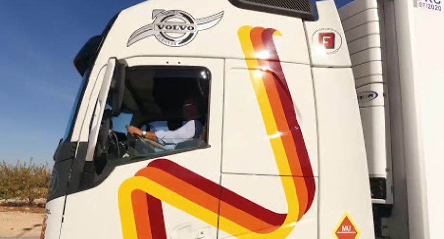 Imagen de un camión Volvo del Grupo Fuentes