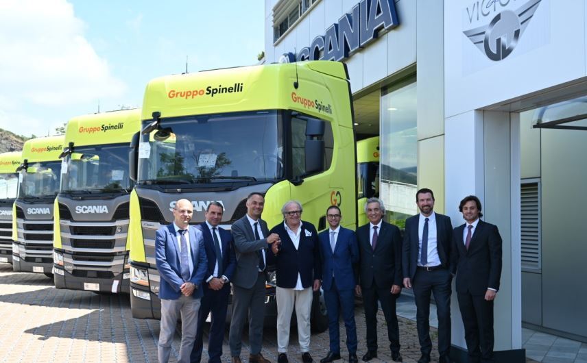 Imagen del Grupo Spinelli con parte de las 150 tractoras Scania