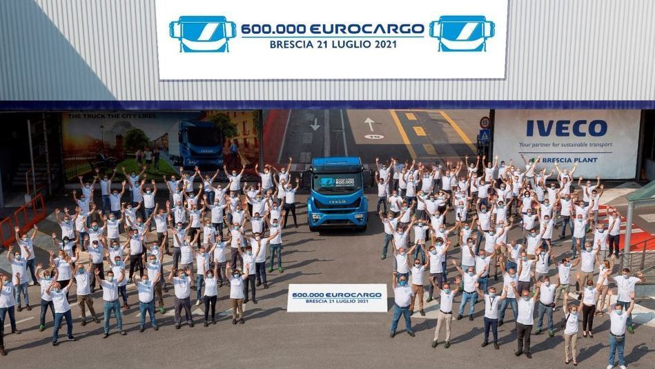 Imagen de la salida del IVECO Eurocargo número 600.000 de la fábrica de Brescia