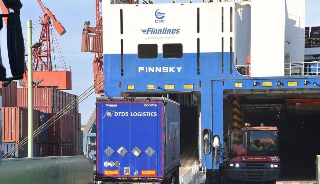 Imagen de El MITMA destina 20 millones para el transporte marítimo de camiones