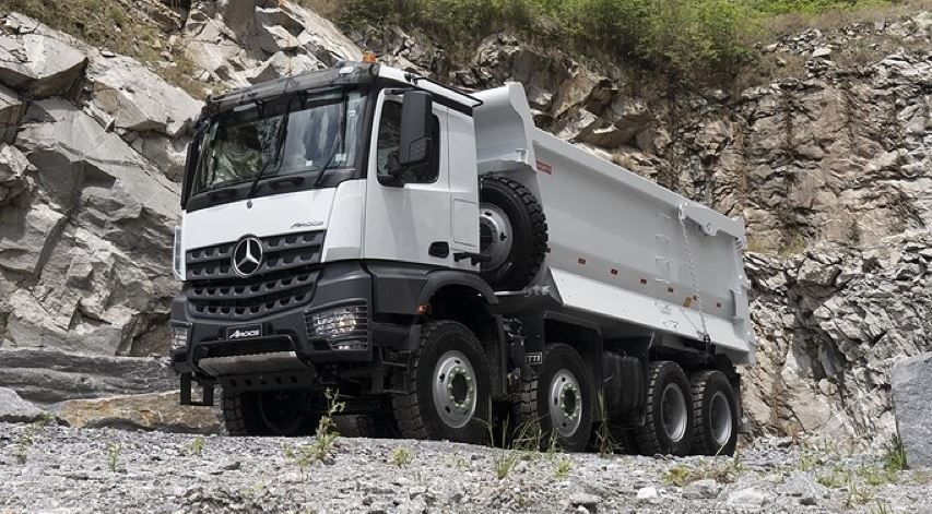 El Mercedes-Benz Arocs 8x4 con adaptaciones especiales para América Latina ya está disponible.
