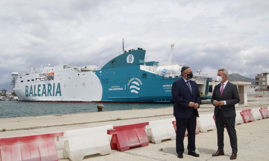 El Puerto de Motril ya suministró 2.700 toneladas de GNL a ferris de Baleària