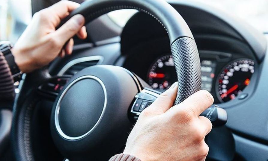 Una persona conduciendo un automóvil