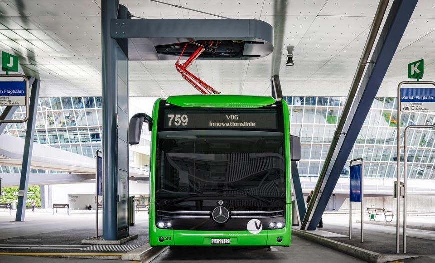 El autobús eléctrico eCitaro de Mercedes con un sistema de pantógrafo invertido.