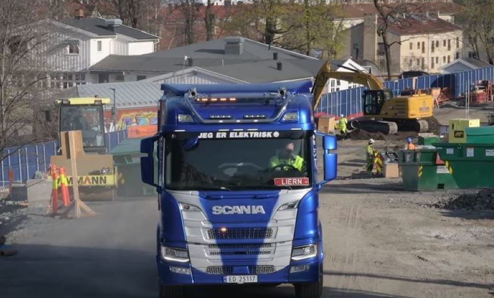 Imagen del camión Scania eléctrico por las calles de Oslo