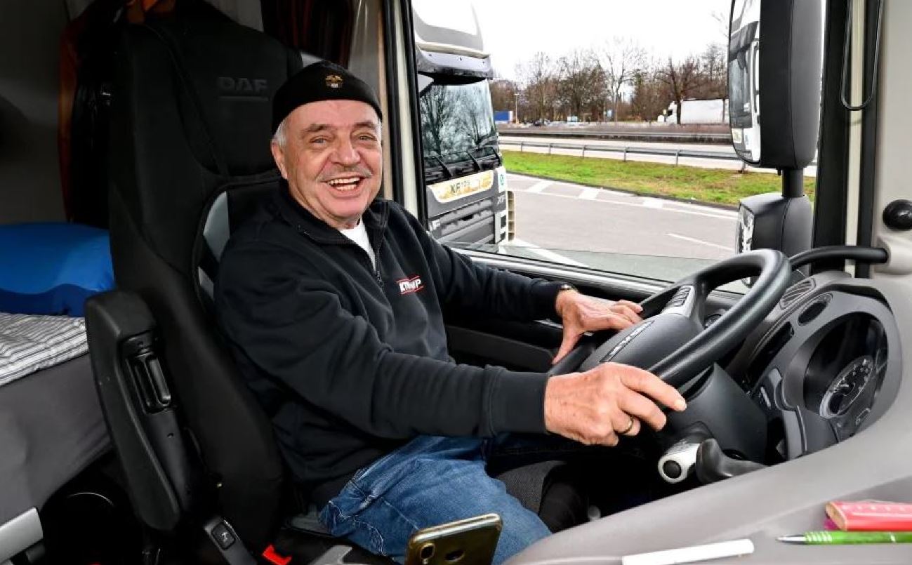 Imagen de El camionero Werner Treichel, con 75 años, salvó la vida de otro conductor.