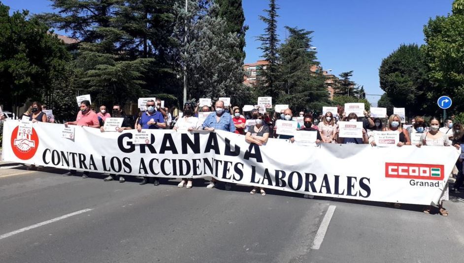 Concentración de los sindicatos en protesta por la muerte de un camionero en accidente