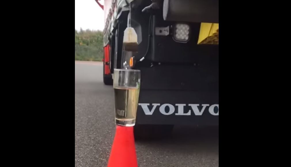 El camionero que se ha vuelto viral con su destreza