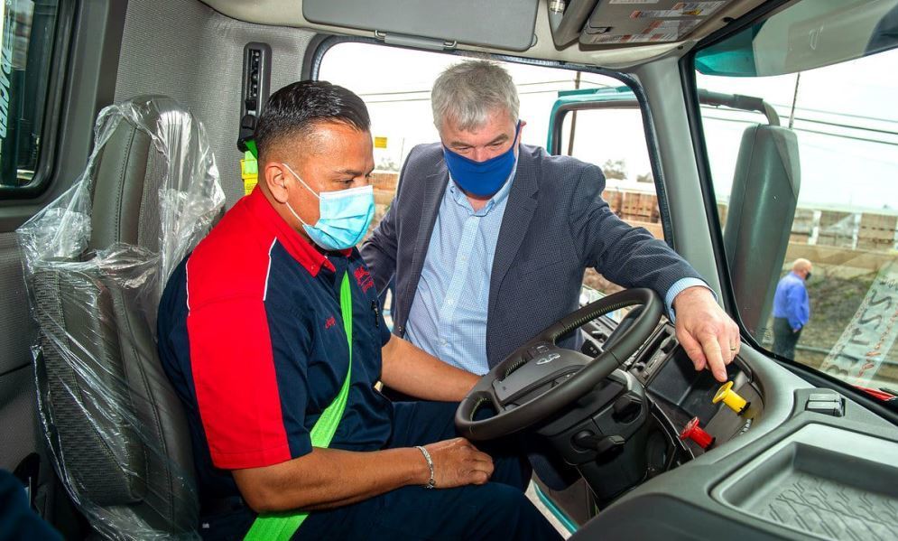 El cliente de Volvo Trucks, Saia, recibe dos camiones eléctricos Volvo VNR