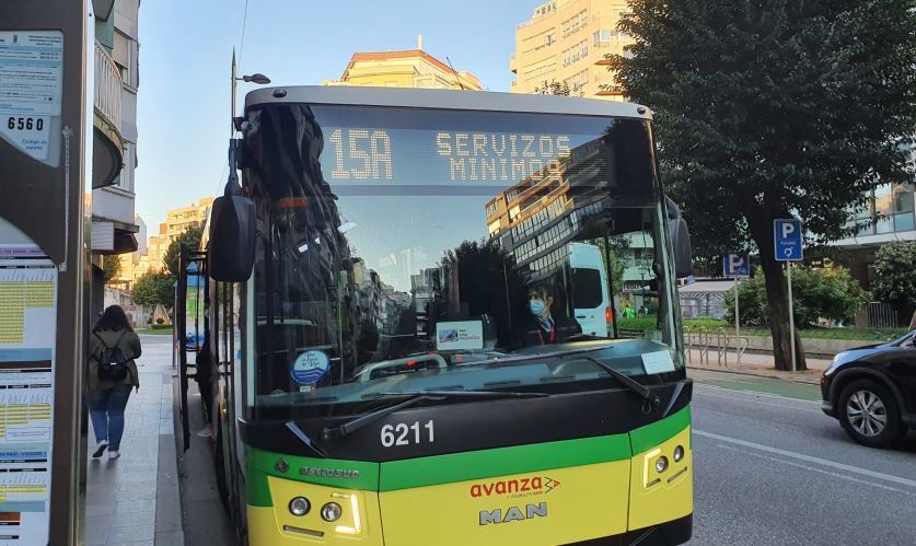 Imagen de un autobús de Vitrasa y el comité de empresa
