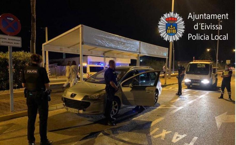 Imagen de taxis ilegales en Ibiza con infiltrados