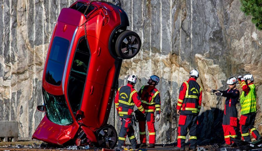 Imagen de un Volvo que dejaron caer desde 30 metros