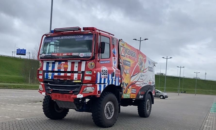 El equipo de Tele Radio y Firemen Dakar lleva el rally a nuevas alturas.