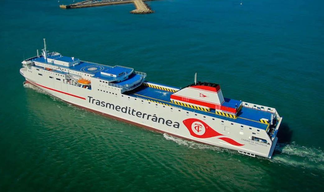 Imagen de El ferry “Ciudad de Valencia” resguardó a una patera tras su salida de Lanzarote hacia Cádiz