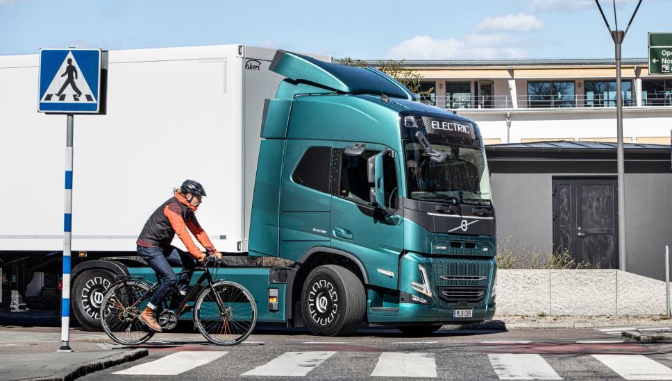 imagen del nuevo sistema de seguridad de Volvo Trucks para proteger a ciclistas y peatones.
