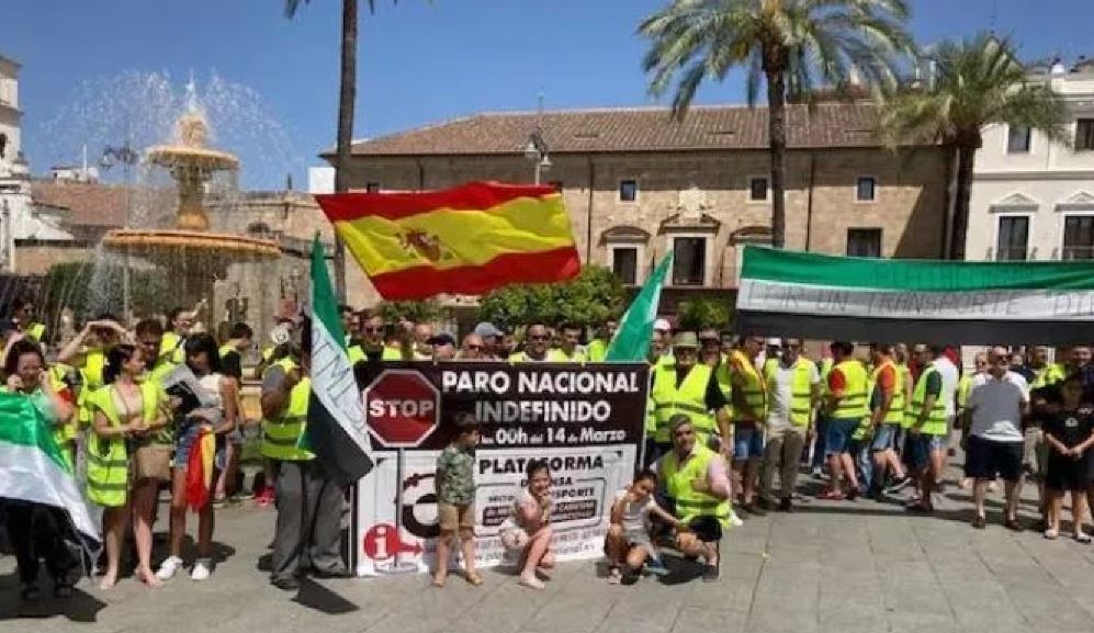 Imagen de la protesta de el transporte extremeño hoy en Mérida