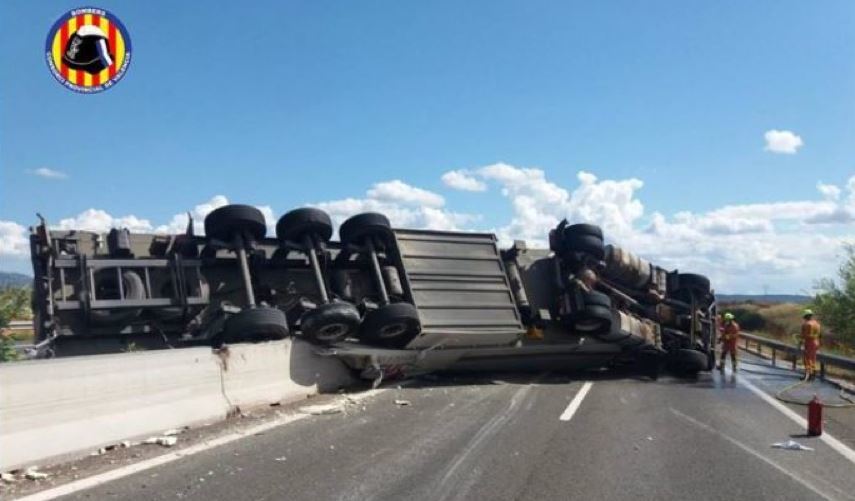 El vuelco de un camión en la A-3 a su paso por Utiel obligó a cortar la autovía en sentido València