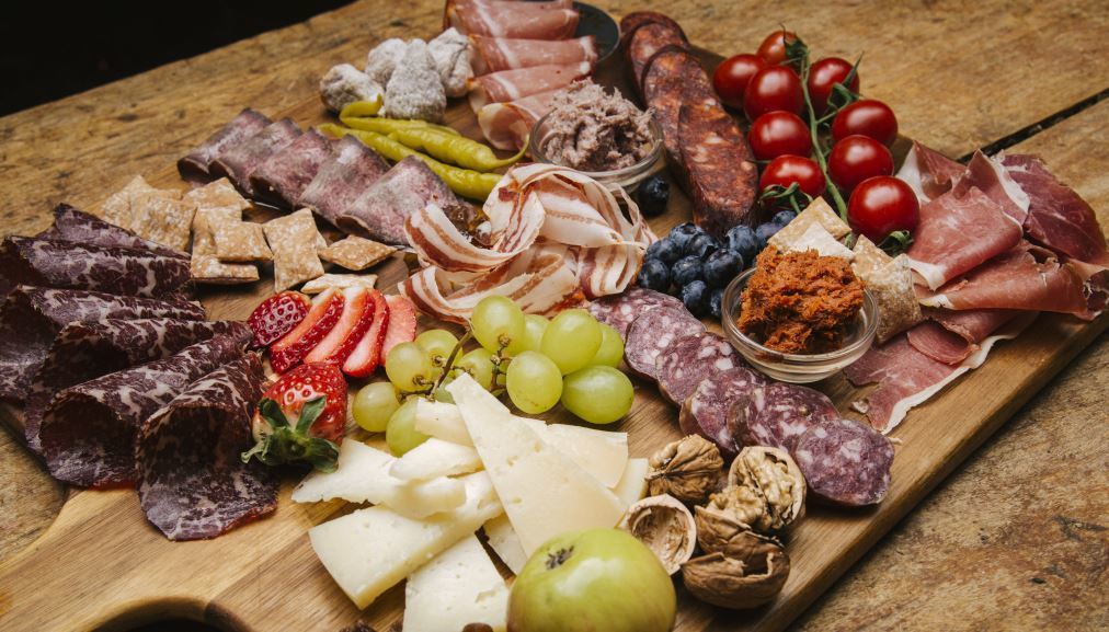 Tabla de embutidos y quesos leoneses
