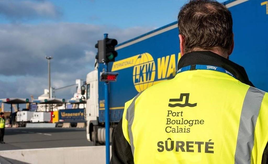 Imagen de un control de migrantes en camiones en el puerto de Calais