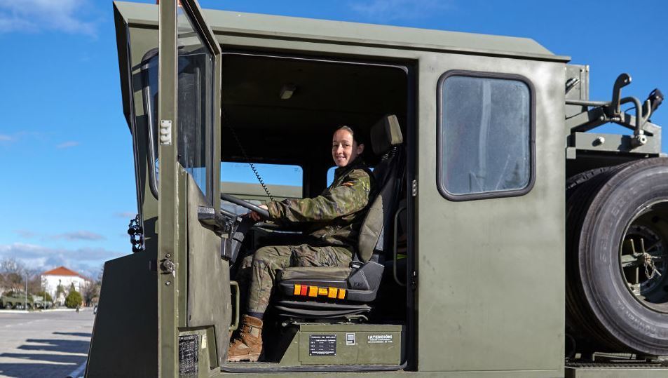 En corto: Militarizar el sector.