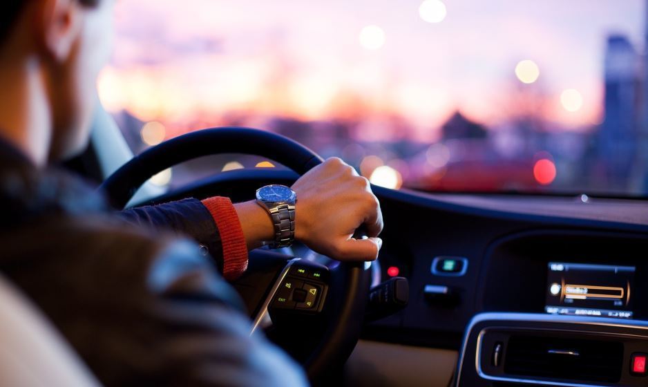Un conductor con uno de los coches más vendidos en España