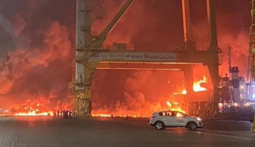 Imagen de la explosión en un buque portacontenedores en Dubai
