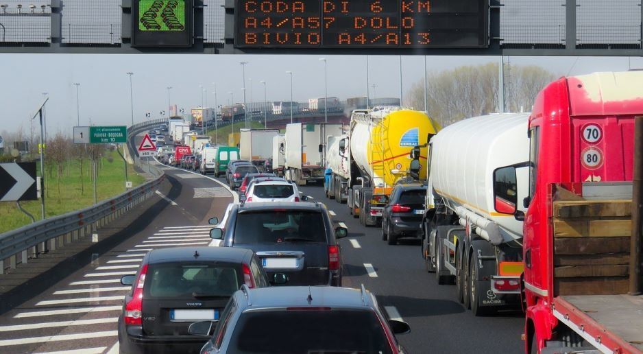 FAI propone contratar a inmigrantes de los centros de acogida como camioneros