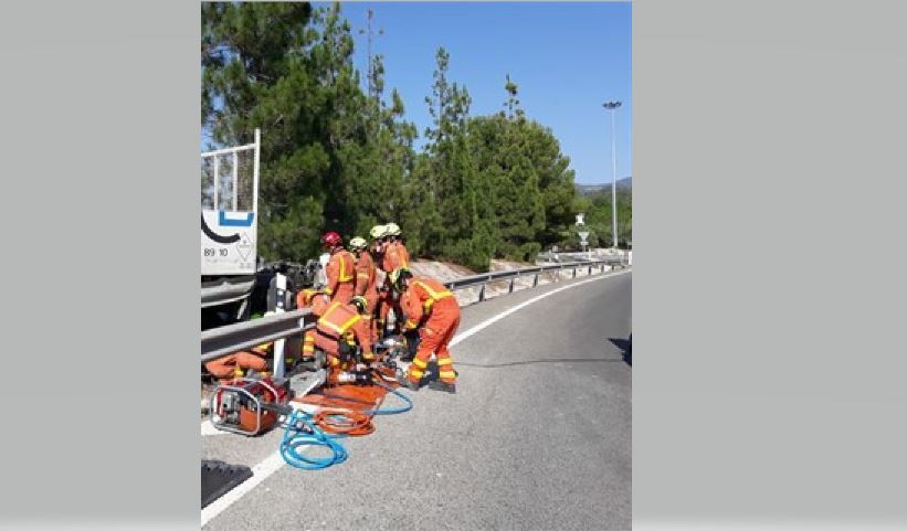 Bomberos trabajando en el lugar del accidente
