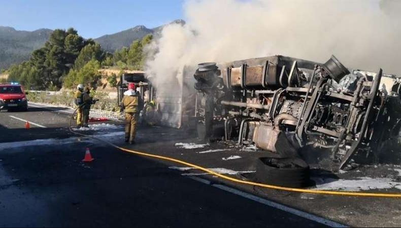 Imagen del camión volcado en la A-7