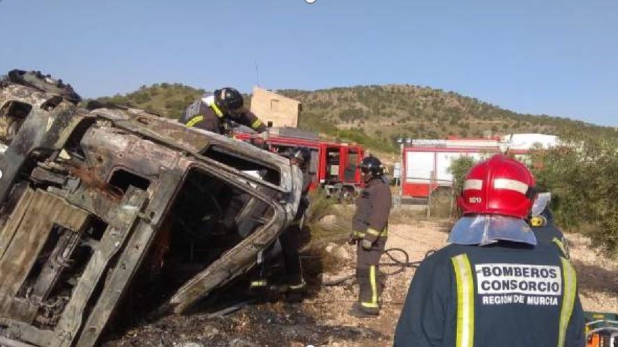 Imagen en el que ha quedado el camión incendiado