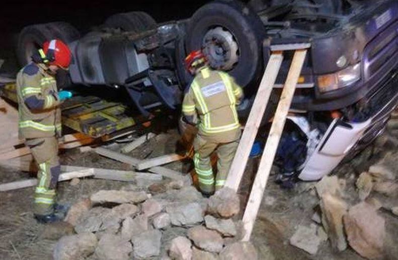 Bomberos trabajando en el lugar del accidente