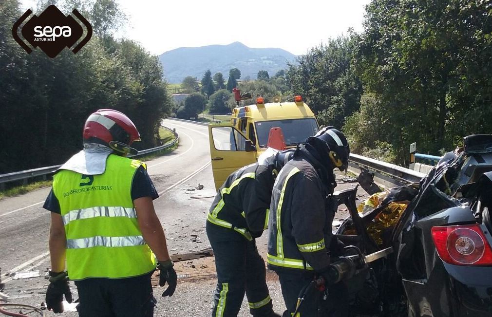 Imagen de los bomberos rescatando al fallecido atrapado en su vehículo