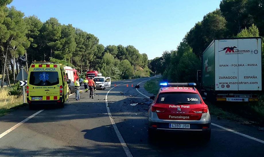 Imagen de la colisión entre un camión y un turismo en la N-121