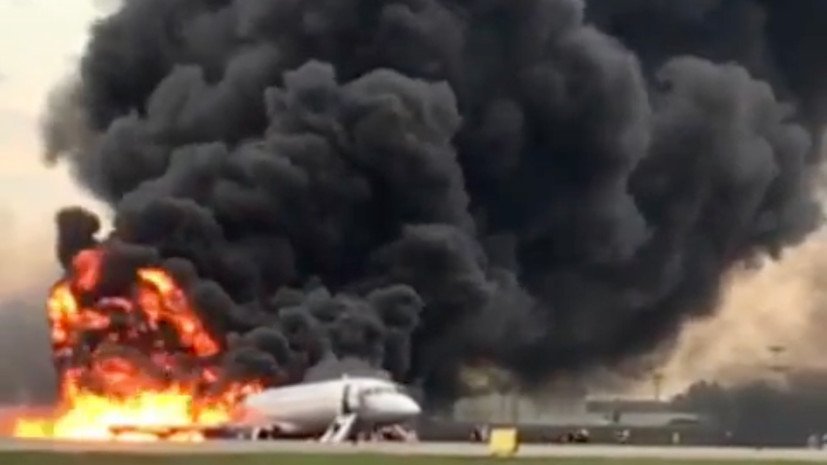 Imagen del avión incendiado