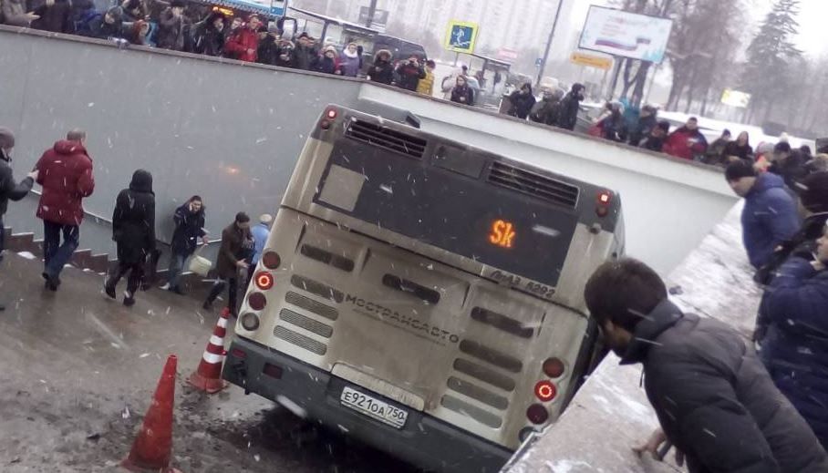 Un autobús se sale de la calzada y se estrella contra la boca de Metro en Moscú