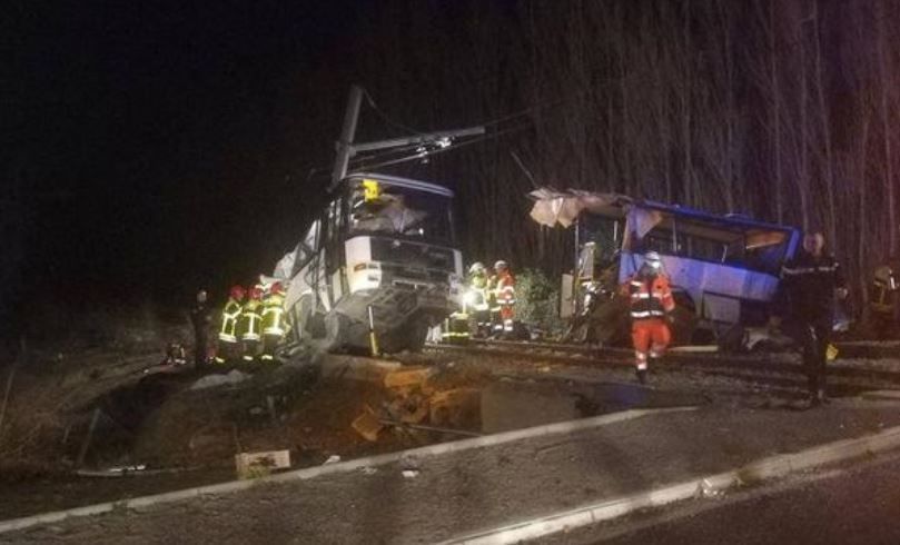 fallecidos, menores, choque, tren, autobús, escolar, Francia,