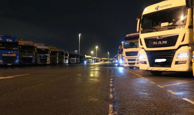 Camiones estacionados en Francia