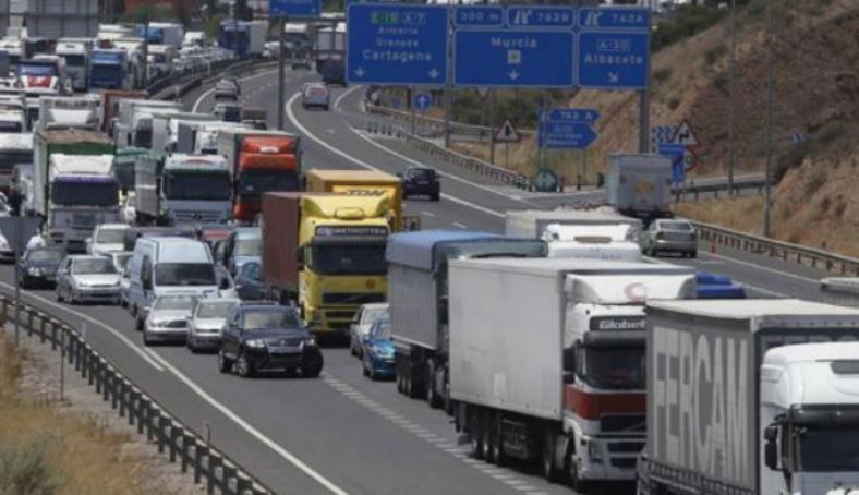 Camiones circulando por una autovía en España