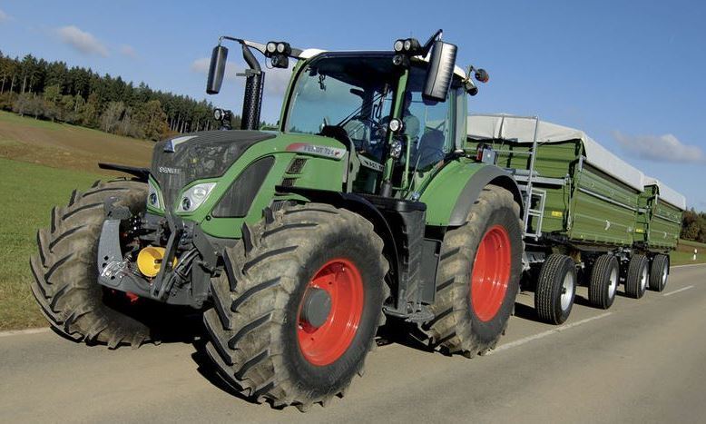 Imagen de un tractor en carretera