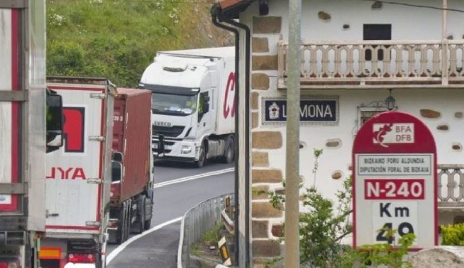 Imagen de camiones en una carretera de Vizcaya