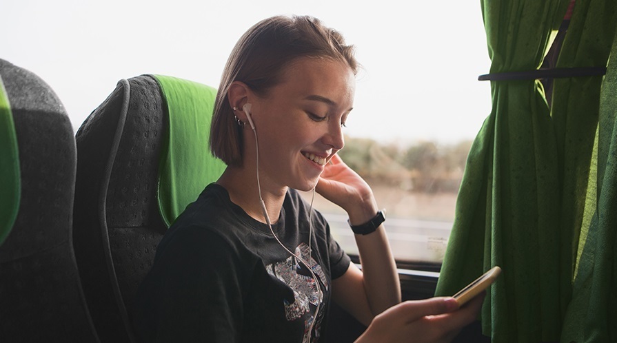 Una pasajera en un autobús de FlixBus