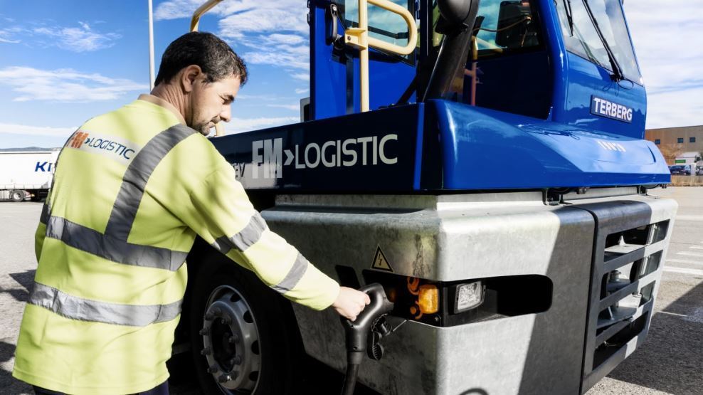 Imagen de FM Logistic es la primera empresa española con cabezas tractoras eléctricas para su uso interno