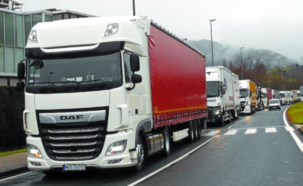 FNTR denuncia que los camioneros de Europa del Este van poco a sus casas