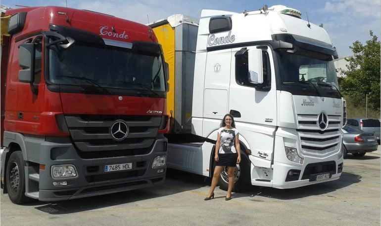 Imagen de Begoña Urmeneta junto a dos camiones