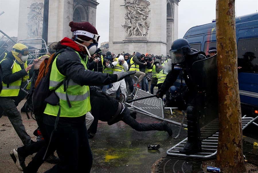 Enfrentamientos entre manifestantes y policía en París