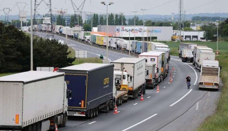 Imagen de camiones parados por la huelga en Francia