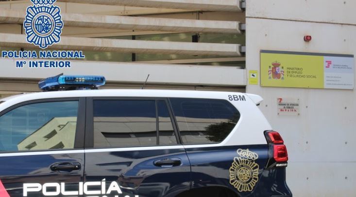 Un vehículo de la Policía Nacional frente a la sede de la TGSS