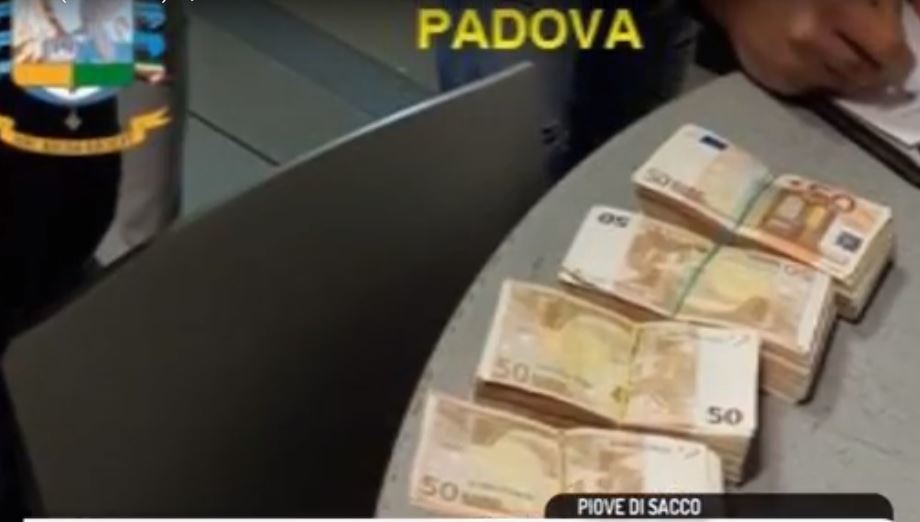 Imagen del dinero depositado en una caja de seguridad,