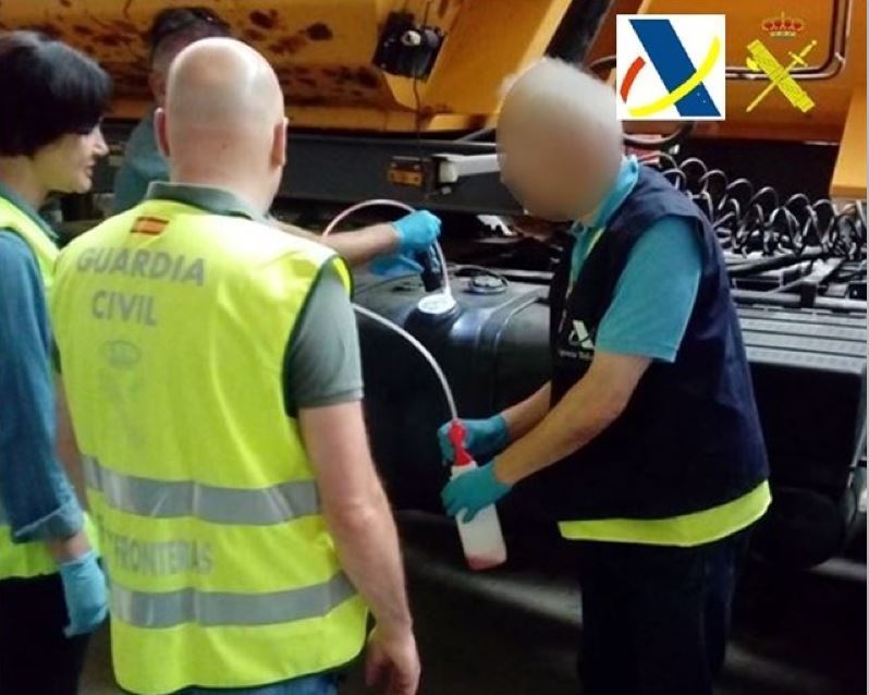 Guardia Civil analizando el gasóleo