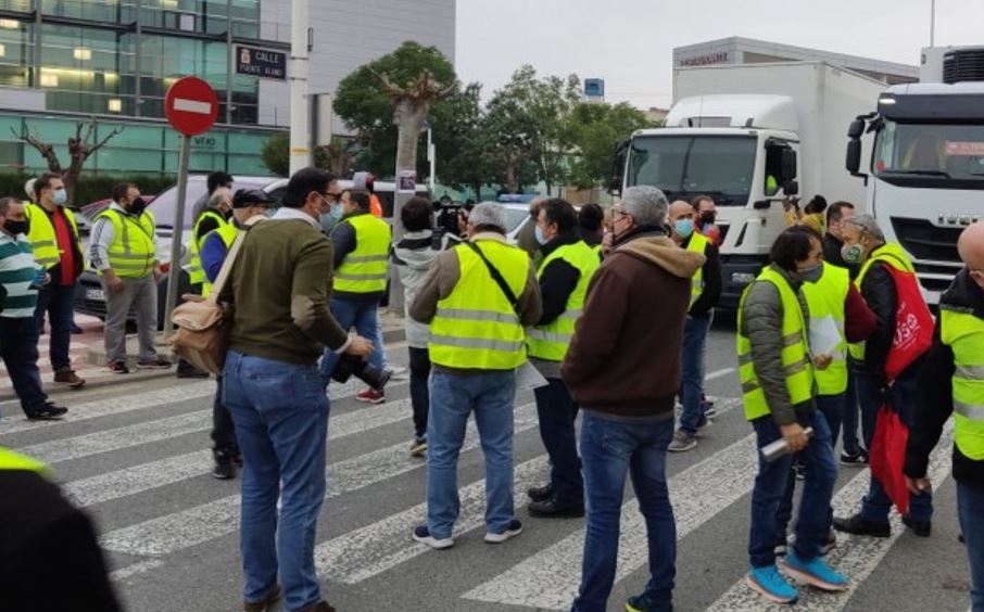 Los conductores en huelga protestan ante la sede de FROET